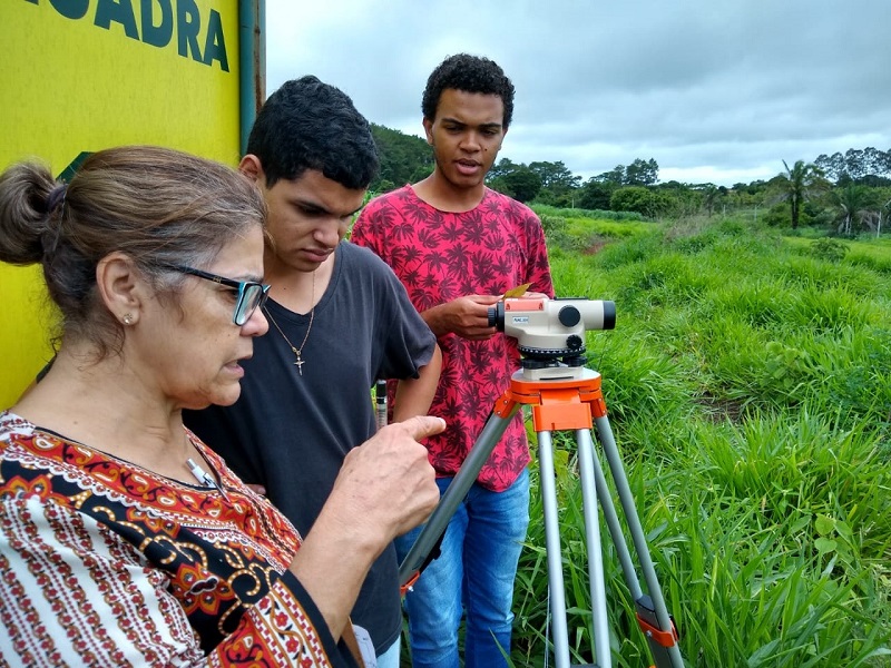 Professora Regina e estudantes em aula de campo